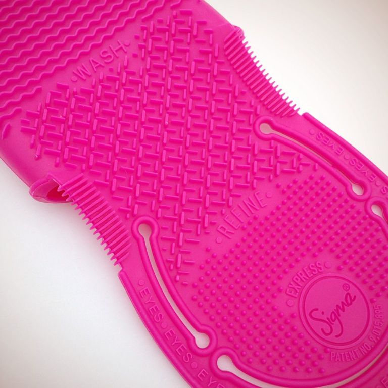 Sigma Spa Express Brush Cleaning Glove