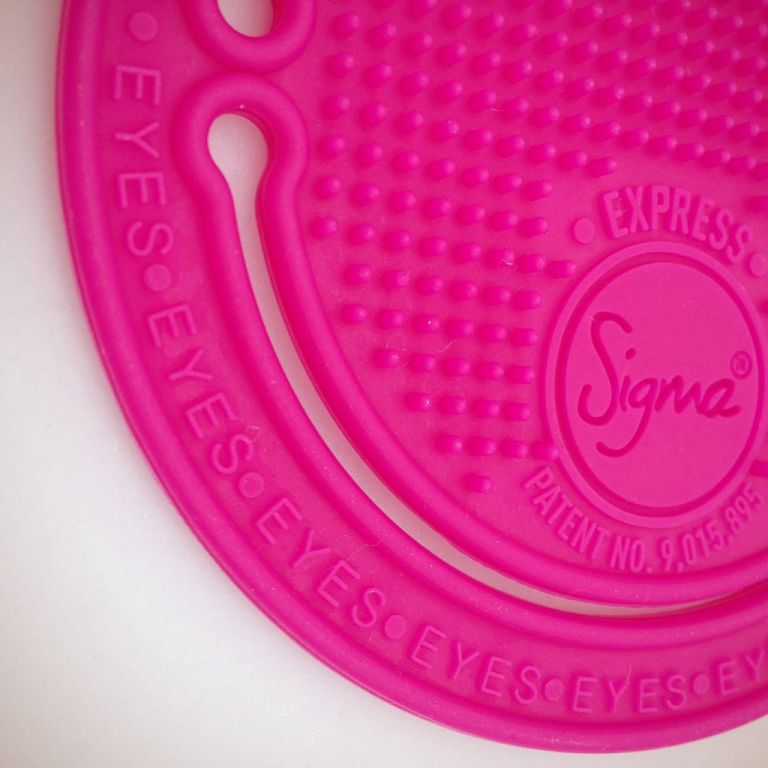 Sigma Spa Express Brush Cleaning Glove