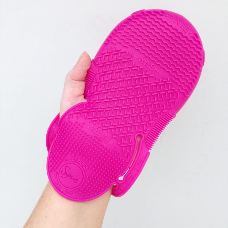 Sigma Spa Express Brush Cleaning Glove